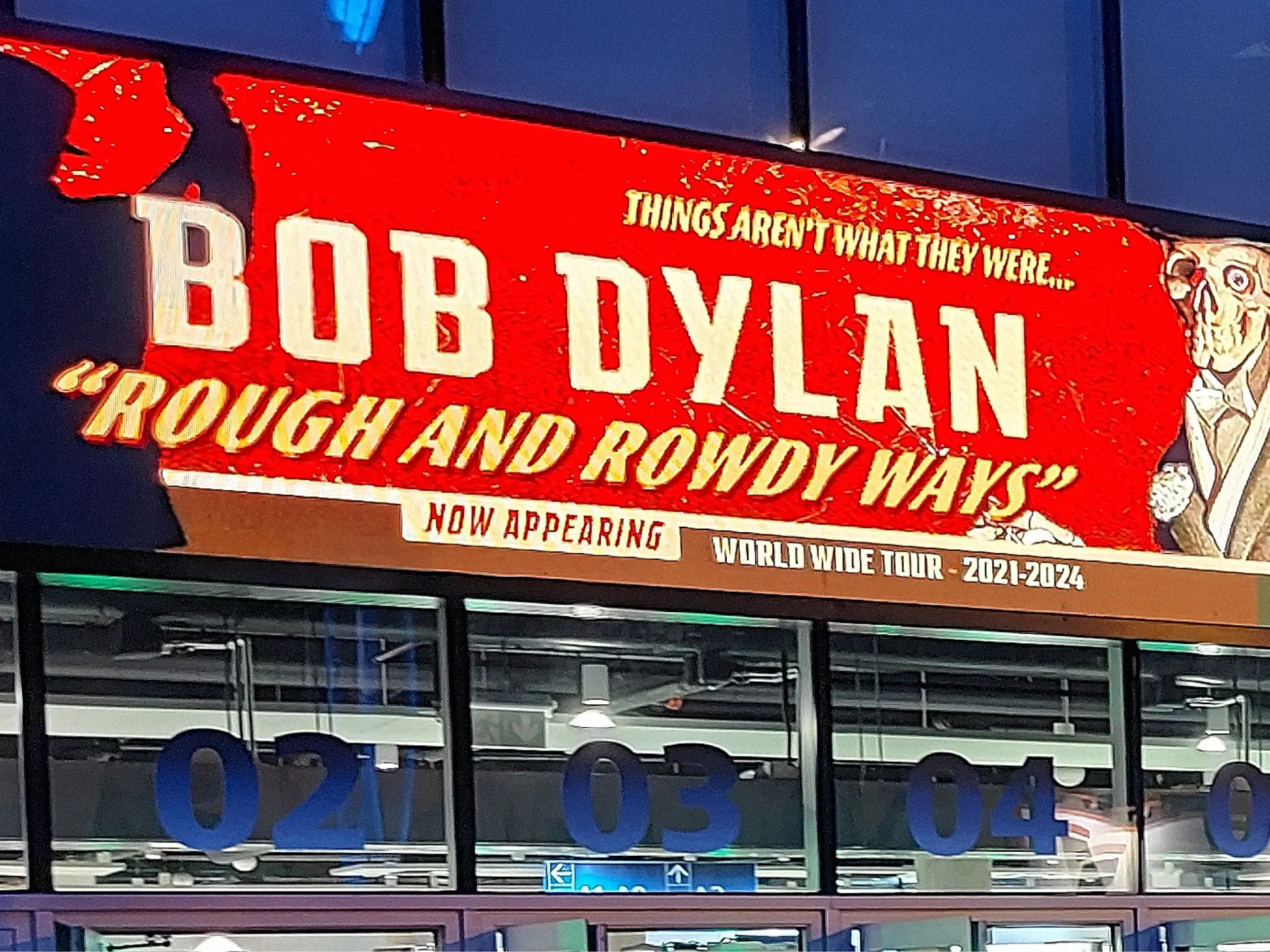 Reklama za Dylanov koncert nad vhodom v dvorano